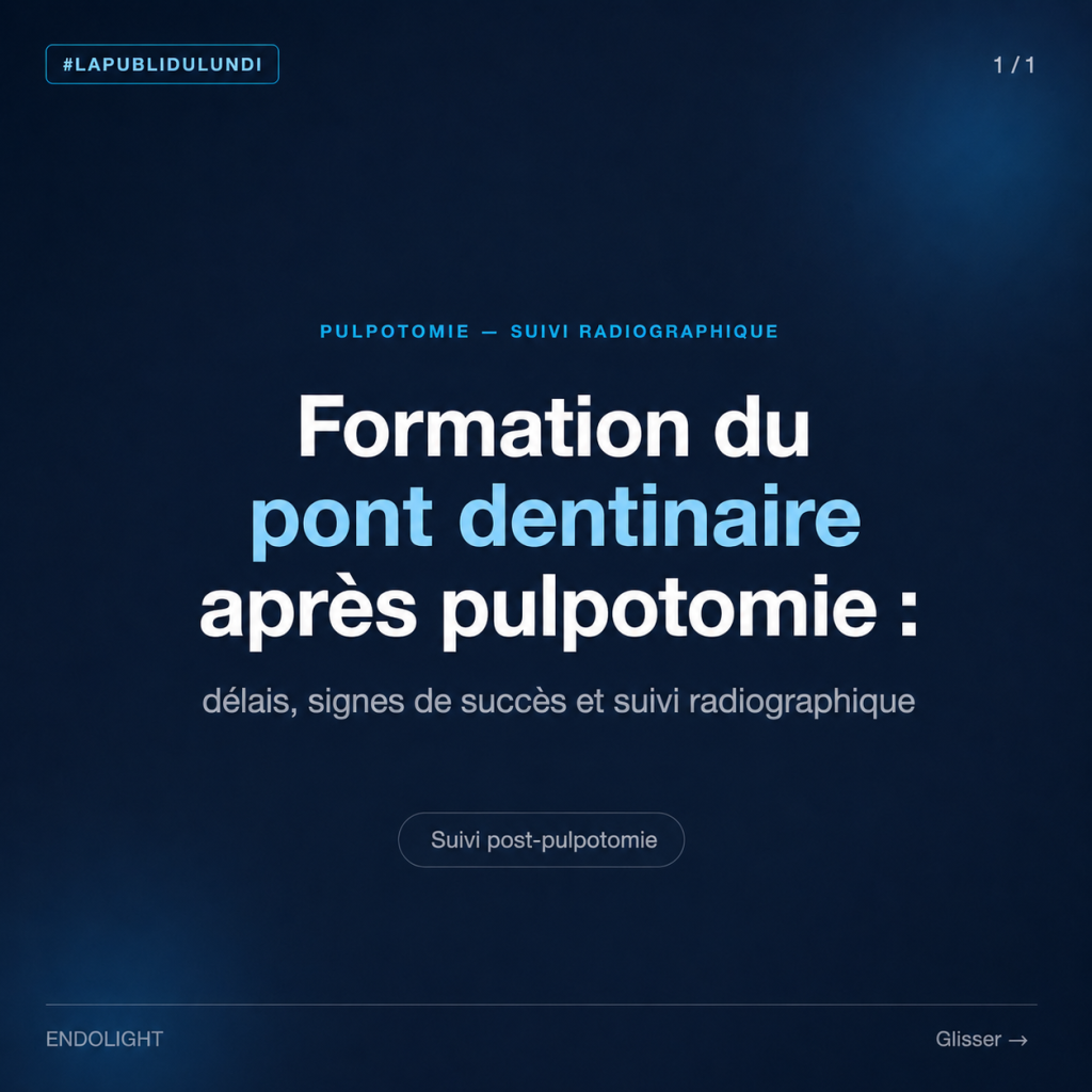 **Texte alternatif :**
Visuel carré sur fond bleu nuit présentant le titre : « Formation du pont dentinaire après pulpotomie : délais, signes de succès et suivi radiographique ». Un surtitre indique « Pulpotomie — suivi radiographique » et une mention centrale précise « Suivi post-pulpotomie ». En haut figurent « #LaPubliDuLundi » et « 1/1 », avec la signature ENDOLIGHT en bas.