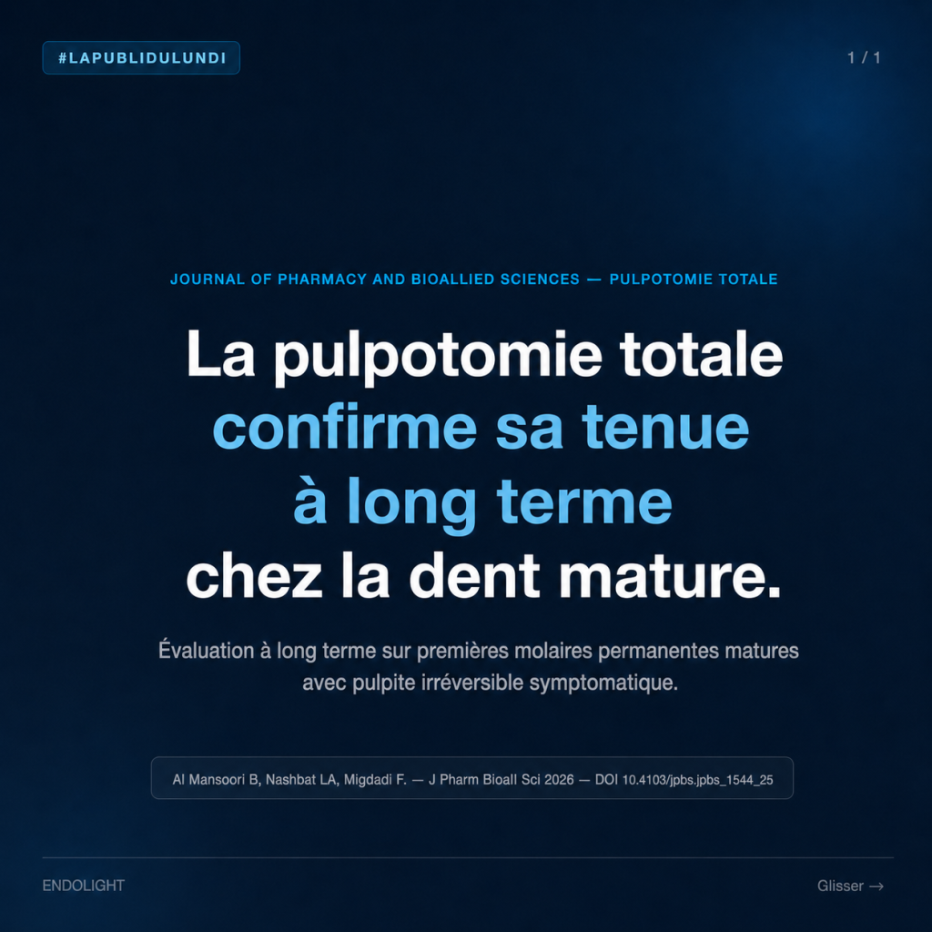 **Texte alternatif :**
Visuel carré sur fond bleu nuit présentant le titre : « La pulpotomie totale confirme sa tenue à long terme chez la dent mature ». Le sous-titre précise qu’une étude évalue les résultats à long terme de la pulpotomie totale sur des premières molaires permanentes matures atteintes de pulpite irréversible symptomatique. Référence : Al Mansoori B., Nashbat L.A. et Migdadi F., *Journal of Pharmacy and Bioallied Sciences*, 2026. Visuel de la série « La Publi du lundi ».